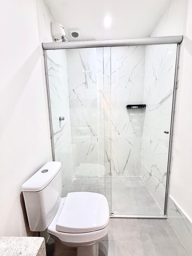 Banheiro — Box em mármore com ducha.